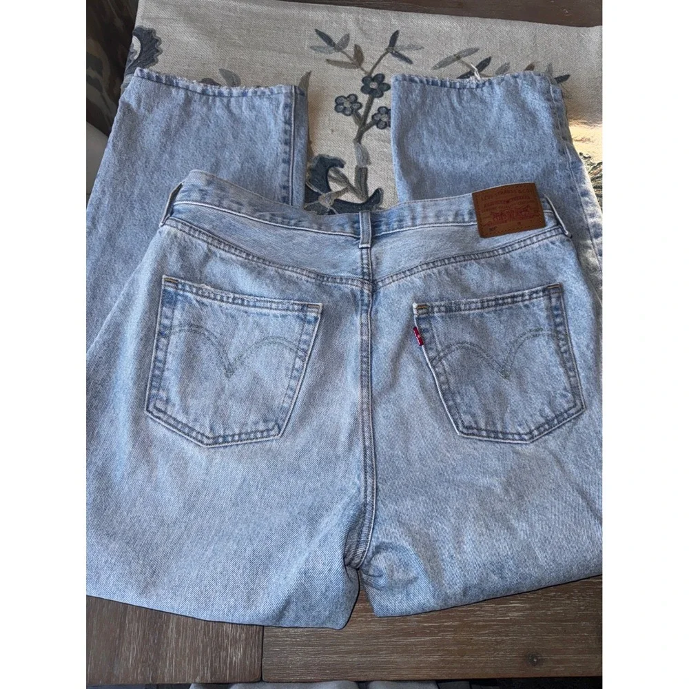 Levi's Premium 501 boyfriend  Fit Light Wash Distressed Denim‎ Jeans Women's - Picture 7 of 10